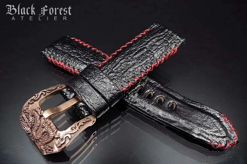 Gepolstertes handgefertigtes Uhrenarmband 24mm/22mm aus Kröten-/Froschleder mit Tribal-Naht DE464