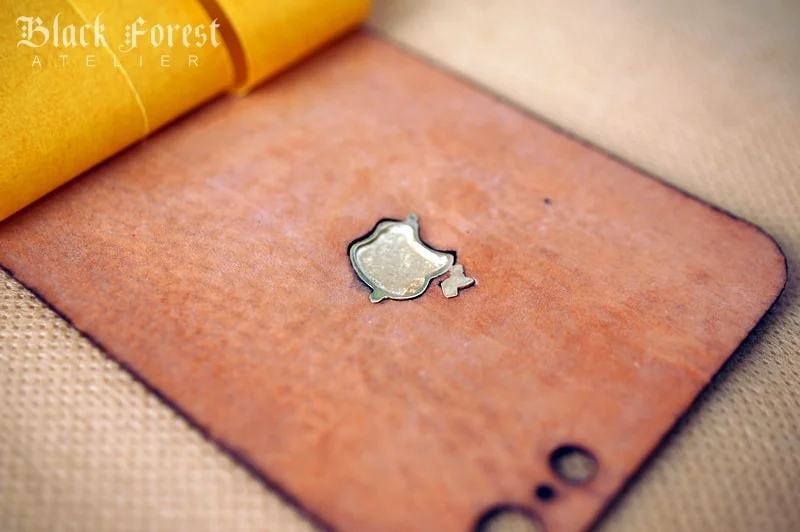 Apple-Logo aus massivem Gold 8kt 333 für Aufkleber aus exotischem Leder – Bild 6