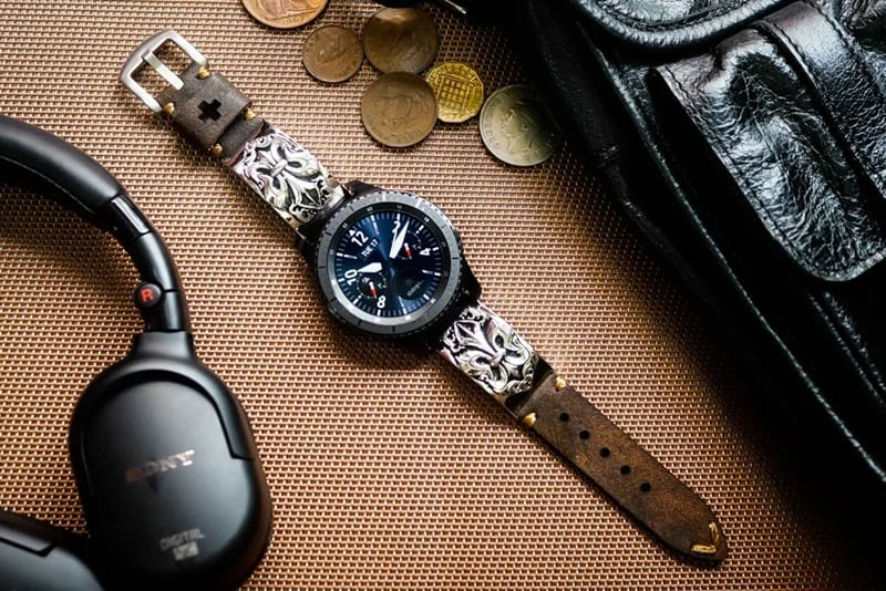 Fleur de Lis Silber Anhänger Cuff Uhrenarmband für Samsung Galaxy Watch, Watch 3, Active 1,2 Gear S2,S3/ Apple Watch , Panerai, Seiko , Rolex